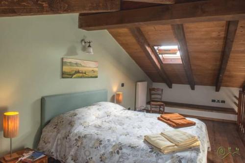 ein Schlafzimmer mit einem großen Bett im Dachgeschoss in der Unterkunft Locanda Camera con Vista in Faenza