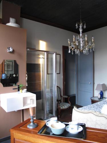 - un salon avec une table et des bols dans l'établissement La Bourgogne en Ville, à Lille