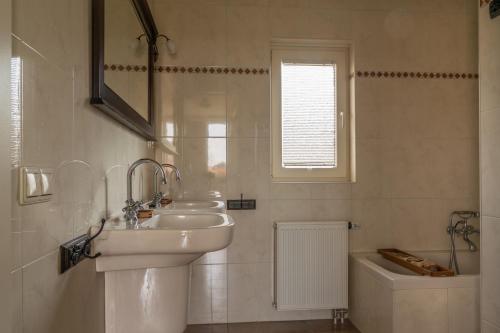 uma casa de banho branca com um lavatório e um WC em Recreatieoord Hippique em Westendorp