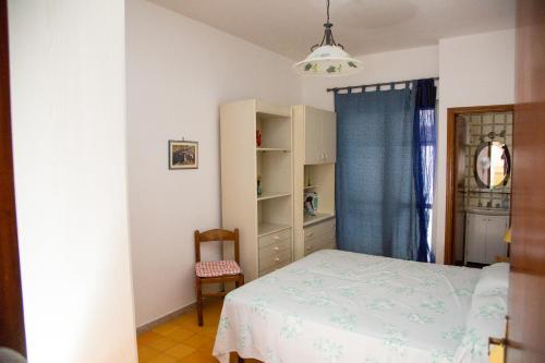 um quarto com uma cama e uma cadeira em Bouganville & Sea em Amalfi