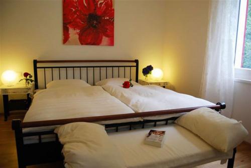 Due CossaniにあるCasa Piacevoleの赤い絵画が壁に描かれたベッドルームのベッド2台