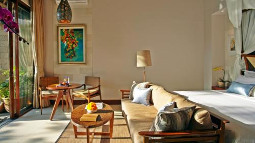 Postel nebo postele na pokoji v ubytování Tejaprana Resort & Spa