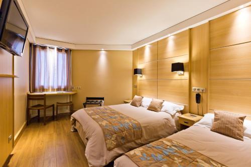 Tempat tidur dalam kamar di Hotel Novel Restaurant La Mamma