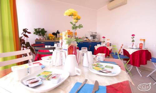 Un restaurante o sitio para comer en Sicily Rooms Enna