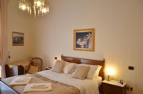 ナポリにあるCasa Carmenのベッドルーム1室(ベッド1台、シャンデリア付)