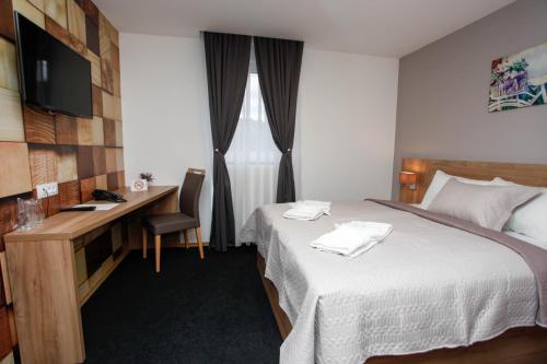 Llit o llits en una habitació de Hotel Kakanj