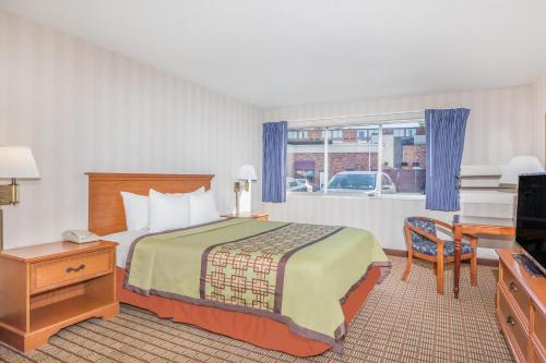 Postel nebo postele na pokoji v ubytování Days Inn by Wyndham Albany SUNY