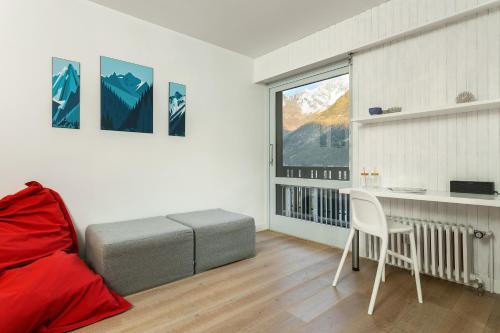une chambre avec un lit, une table et une fenêtre dans l'établissement Residence du Brevent, à Chamonix-Mont-Blanc