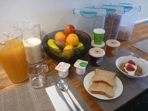 un tavolo con un cesto di frutta e un piatto di pane tostato di Abel Tasman Kaiteriteri B & B a Kaiteriteri