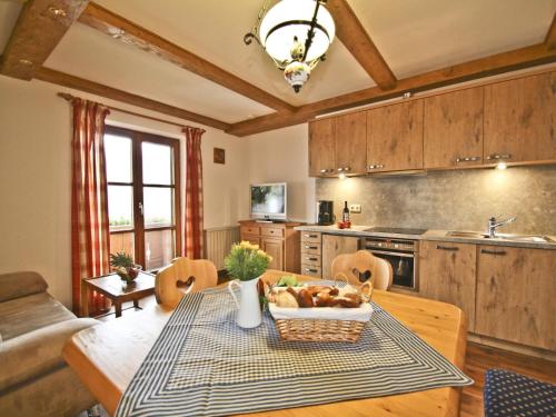 eine Küche mit einem Tisch mit einer Schüssel Essen drauf in der Unterkunft Hacher Josef - Bergpanorama Ferienwohnungen in Marquartstein