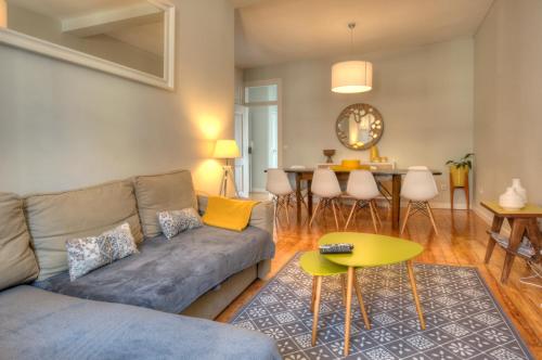 リスボンにあるAngel's Duplex Terrace Five Bedroomsのリビングルーム(ソファ、テーブル付)