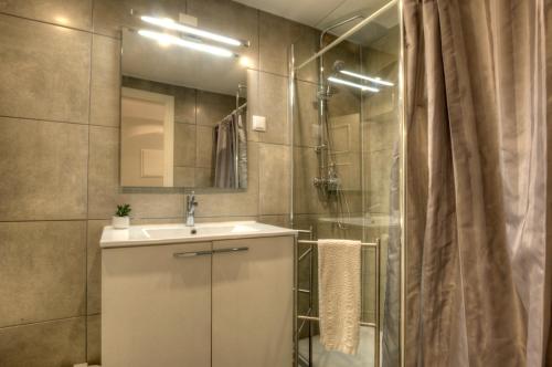 a bathroom with a sink and a shower at Angel's Duplex Terrace Five Bedrooms in Lisbon