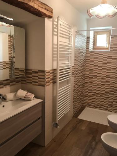 A bathroom at Casa Paolina - CIPAT 57814