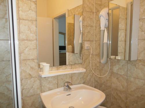 Kylpyhuone majoituspaikassa Hotel Due Pini