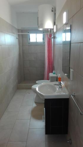 un bagno con lavandino e WC di Costanera a Santa Clara del Mar