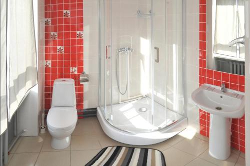 イジェフスクにあるHotel Nomer-OKのバスルーム(シャワー、トイレ、シンク付)