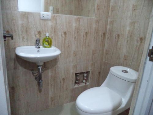 uma casa de banho com um WC branco e um lavatório. em Gringo's Wasi em Cusco
