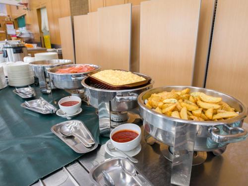 ein Buffet mit Pommes frites und Ketchup in der Unterkunft Cocopa Resort Club in Tsu
