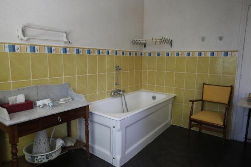 Ένα μπάνιο στο Chambres d'Hôtes La Maison Blanche