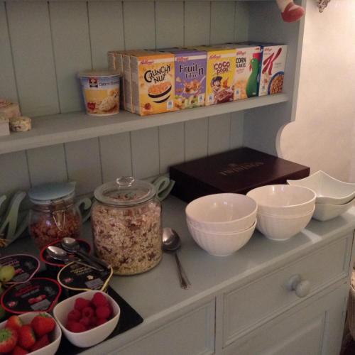 una encimera de cocina con tazones y otros ingredientes. en Birtles Farm Bed and Breakfast, en Knutsford