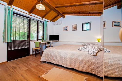 Säng eller sängar i ett rum på Apartments & Rooms Chiara