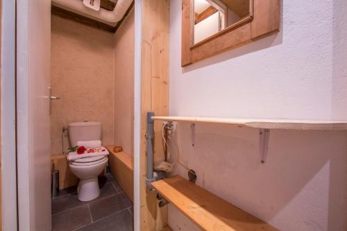 ein kleines Bad mit einem WC und einem Fenster in der Unterkunft Résidence Grand Roc - Bruyères 116 - Happy Rentals in Chamonix-Mont-Blanc