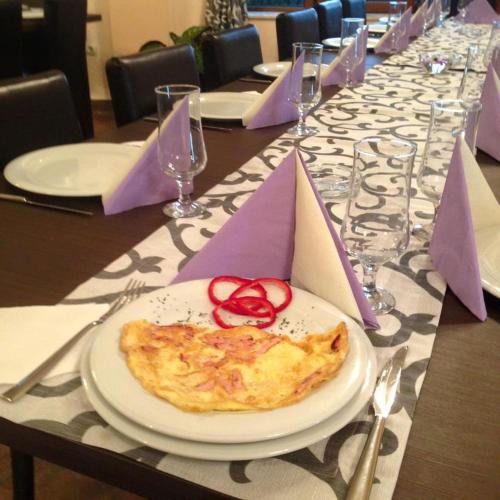 un tavolo con un piatto di cibo su un tavolo di Pensiune Marginimea Sibiului a Orlat