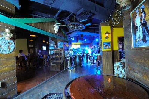 Ramee California Hotelにあるレストランまたは飲食店
