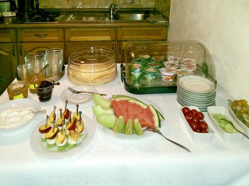 een tafel met borden met voedsel en fruit bij Pension Droste- Vogt in Schmallenberg