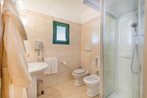 A bathroom at Hotel Baia Marina