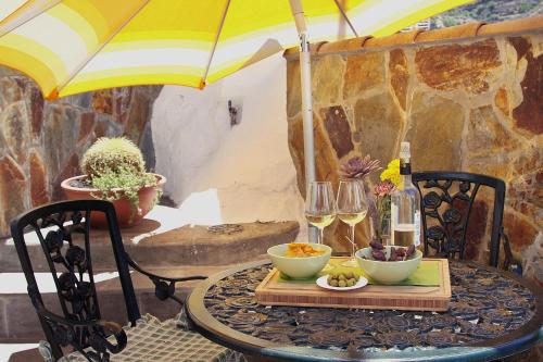 uma mesa com um prato de comida e um guarda-chuva em Casa-Cueva Villa Alta em Juncalillo