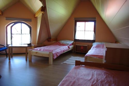リジェボにあるAhorn IIのベッド2台付きの部屋、屋根裏部屋の窓2つが備わる部屋です。