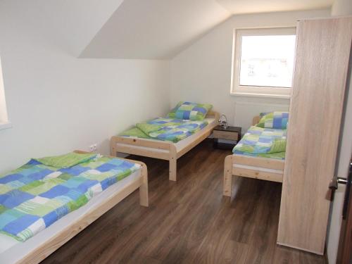 蘇伯萊茲的住宿－Ubytovanie na Roháčskej，客房设有两张床和窗户。