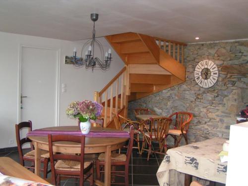 une salle à manger avec une table et un escalier dans l'établissement Chambres d'Hotes Losten ar Gogues, à Trédarzec