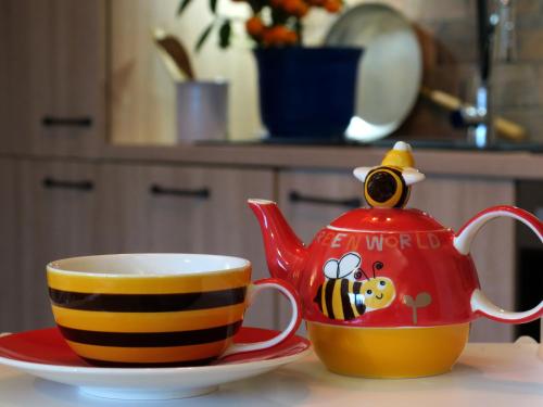 a tea pot and a cup on a table at Auberge L'Art in Erfurt