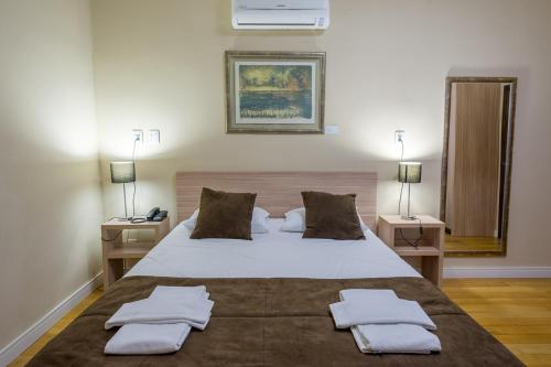 A bed or beds in a room at Hotel Praça da Matriz