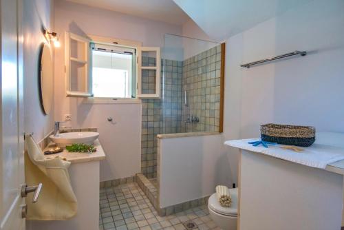 een badkamer met een wastafel en een toilet bij Villa Manti in Gaios