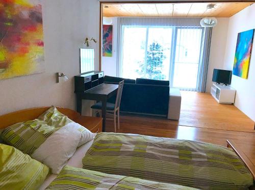 1 dormitorio con 1 cama y sala de estar con escritorio. en Mountain View, en Längenfeld