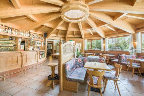 a restaurant with a large wooden ceiling at Al Pian Garnì Hotel - B&B & Pizza in Vattaro