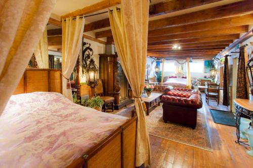 - une chambre avec un lit et un salon dans l'établissement CubaCasa, à Bois-le-Duc