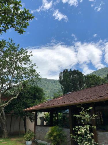 a house with a view of the mountains at Chales Maresias in Maresias