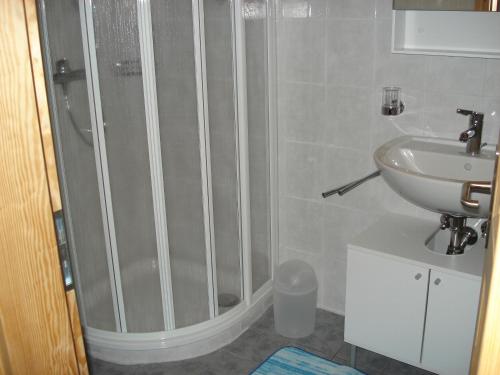 a bathroom with a shower and a sink at Rustico Pacifico in Brontallo