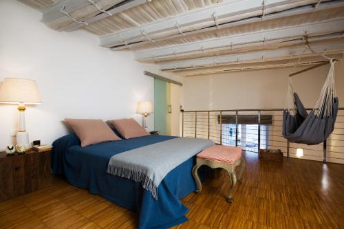sypialnia z niebieskim łóżkiem w pokoju w obiekcie Na-Locanda w mieście Napoli