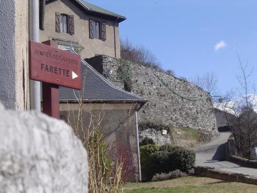 a sign that is on the side of a house at Au Cheval Blanc - appartements et chambres d'hôtes in Albertville