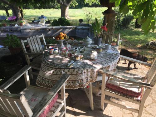 - une table avec un bol de fruits dans l'établissement B&B Domaine Le Clos du Pavillon 