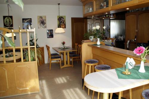 eine Küche und ein Esszimmer mit einem Tisch und Stühlen in der Unterkunft Landhotel Pagram-Frankfurt/Oder in Frankfurt (Oder)
