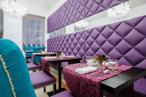 مطعم أو مكان آخر لتناول الطعام في فندق ميو وينسيسلاس