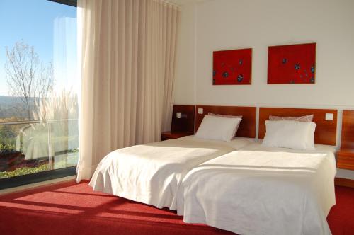 Giường trong phòng chung tại Quinta do Louredo Hotel