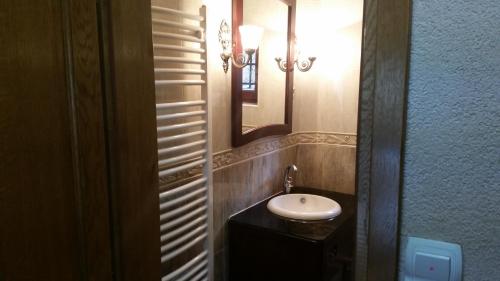 un baño con lavabo y espejo en Planinski Biser, en Kopaonik