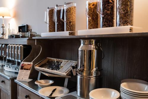 a kitchen with a coffee pot on a counter at Das 53°Hotel in Bad Zwischenahn